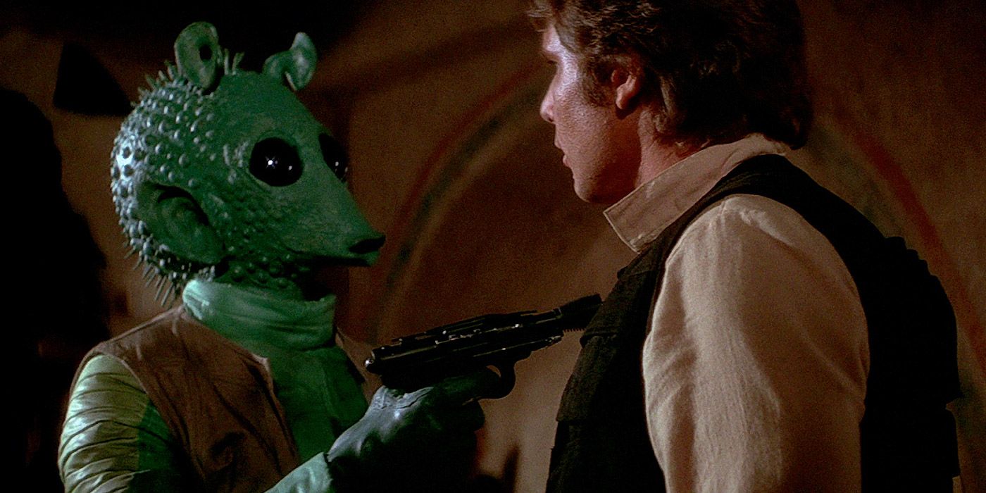 Greedo holds Han at gunpoint in Star Wars.