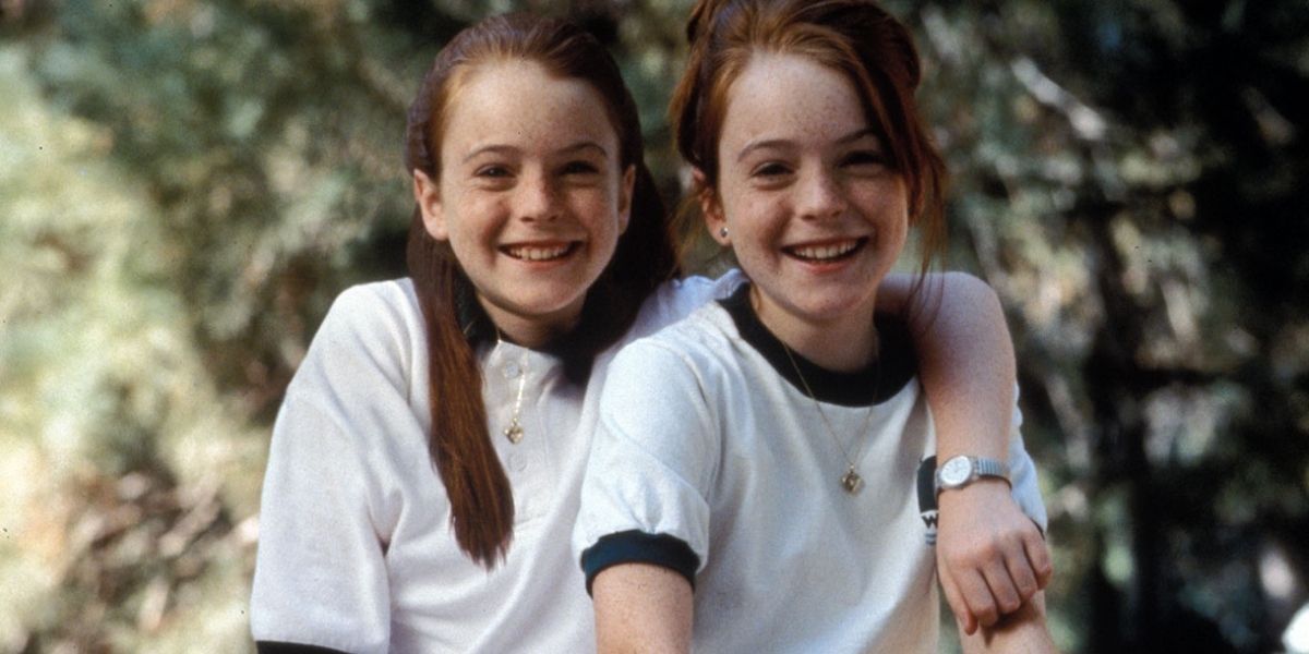 Hallie and Annie sitting together at camp in The Parent Trap