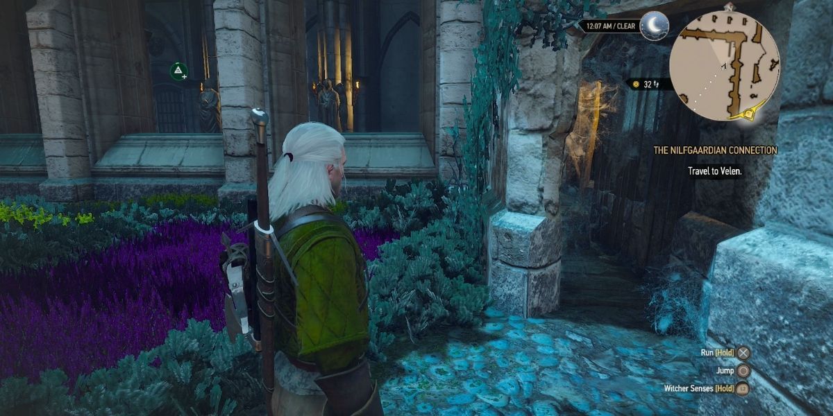 Geralt walking through the courtyard of Vizima Palace in The Witcher 3.