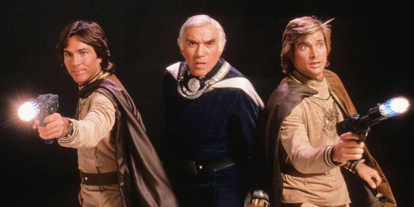 The original cast of Battlestar Galactica pointing laser guns.