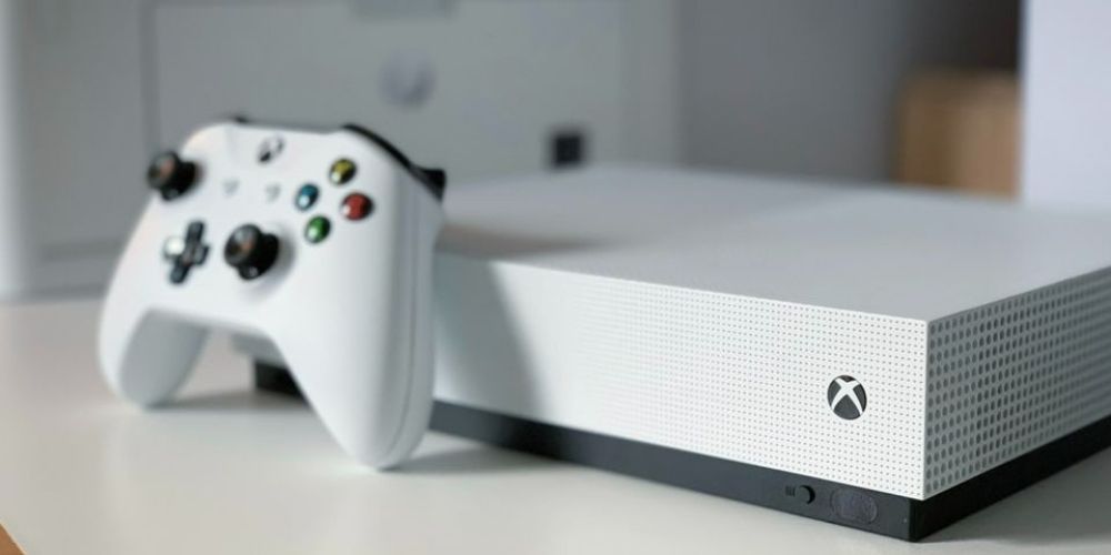 Image of slightly out of focus white Xbox One console.