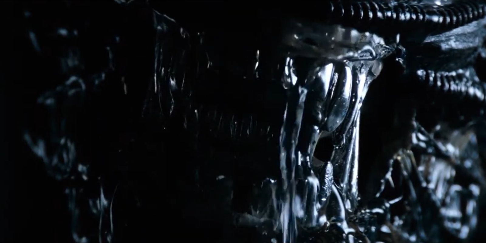 Xenomorph bearing its teeth while drooling in Alien 1979