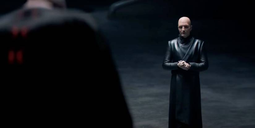 David dastmalchian as mentat piter de vries talking to someone offscreen in Dune