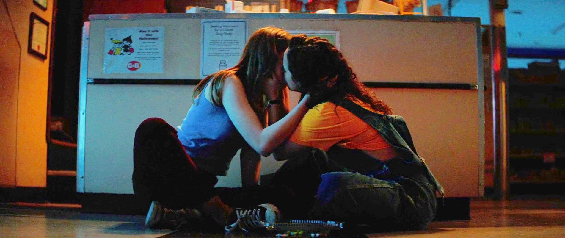 Sam and Deena kissing in Fear Street