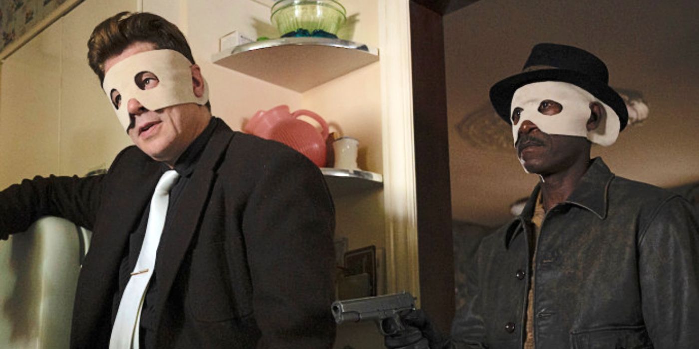Don Cheadle and Benicio Del Toro wearing white masks in No Sudden Move