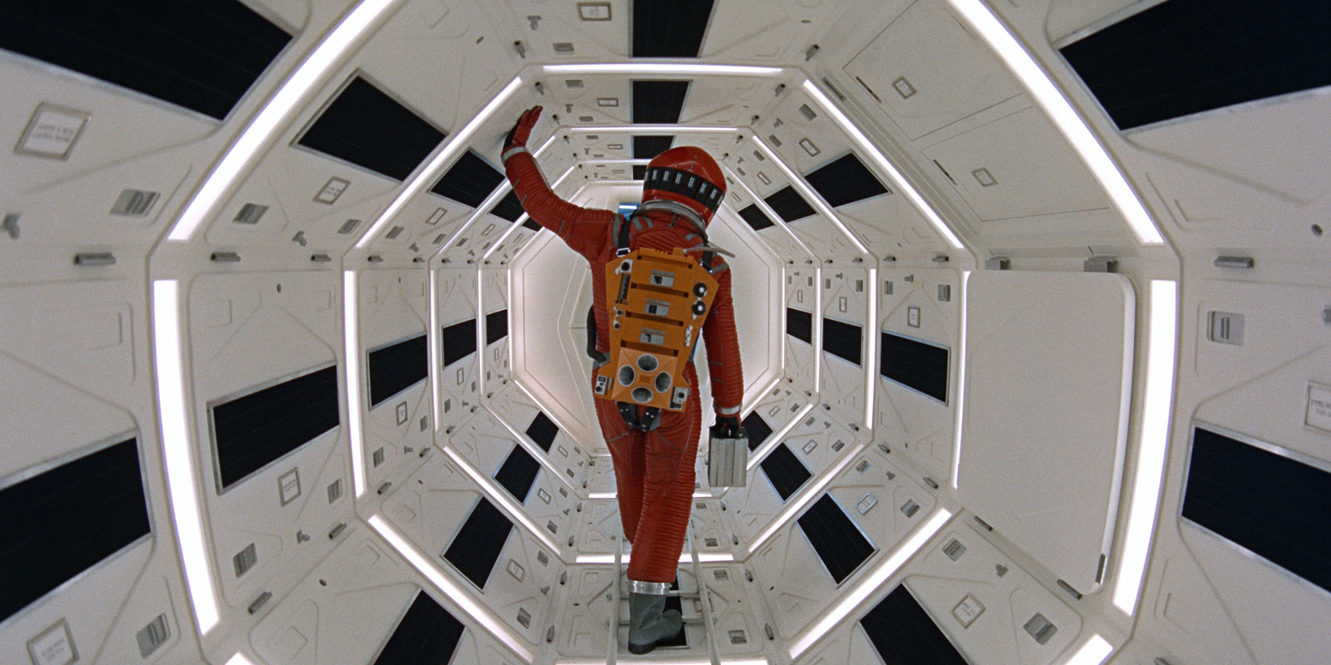 Foto icônica de 2001 A Space Odyssey mostrando Keir Dullea como um astronauta dentro de uma nave espacial iluminada