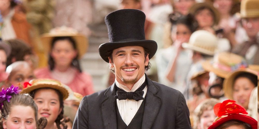 Oscar smiles as he leads the masses in Oz the Great and Powerful