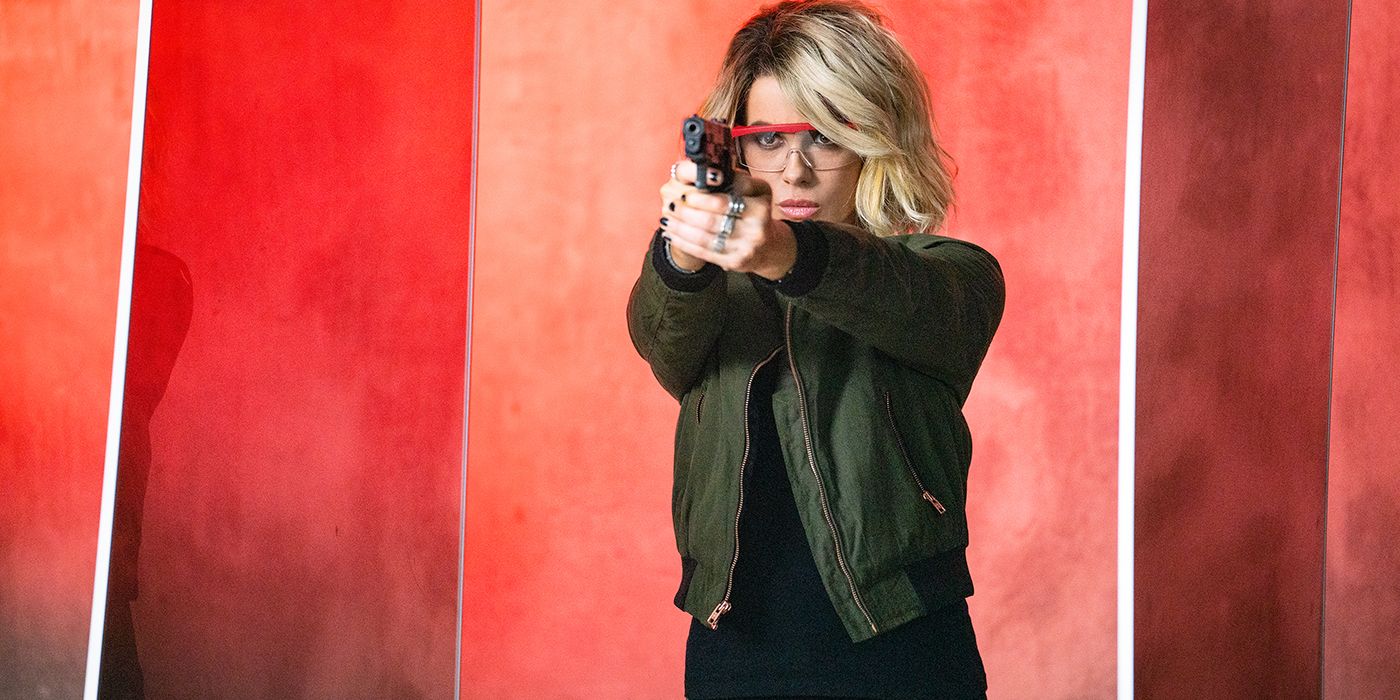 Kate Beckinsale points a gun in Jolt