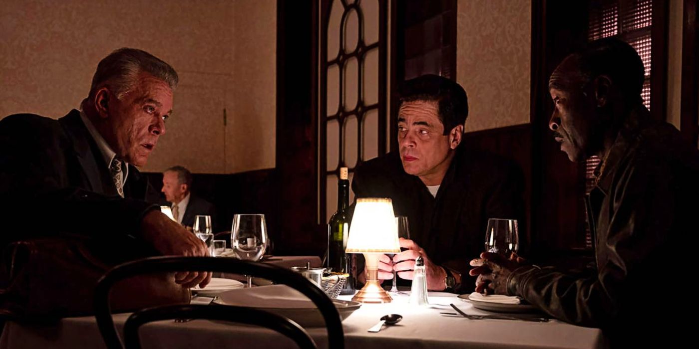 Frank Capelli (Ray Liotta), Curt Goynes (Don Cheadle), and Ronald Russo (Benicio del Toro) drink wine in a restaurant in No Sudden Move