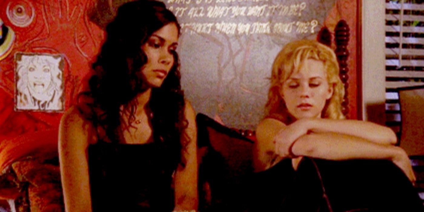 One Tree Hill's Peyton and Anna in her room