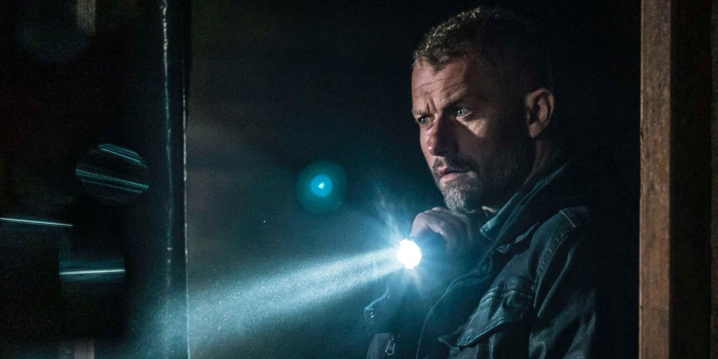 James Badge Dale iluminado en la entrada de The Vacuum Man