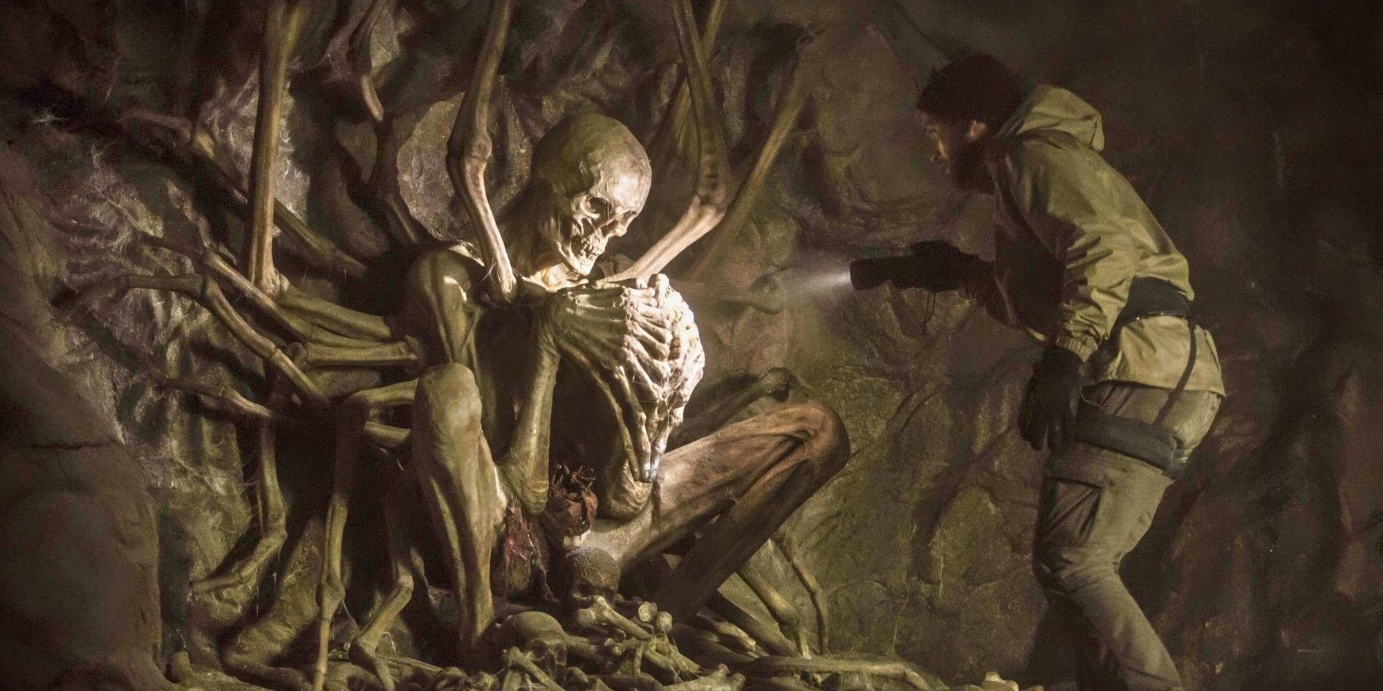 Um homem acende uma lanterna em um totem esqueleto em The Empty Man 