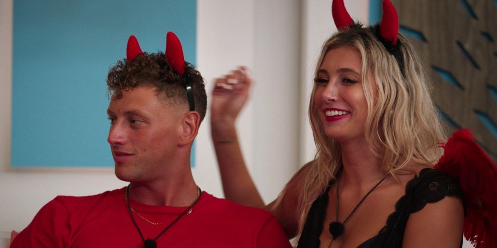 Joe and Carly wear devil horns in Too Hot To Handle 2