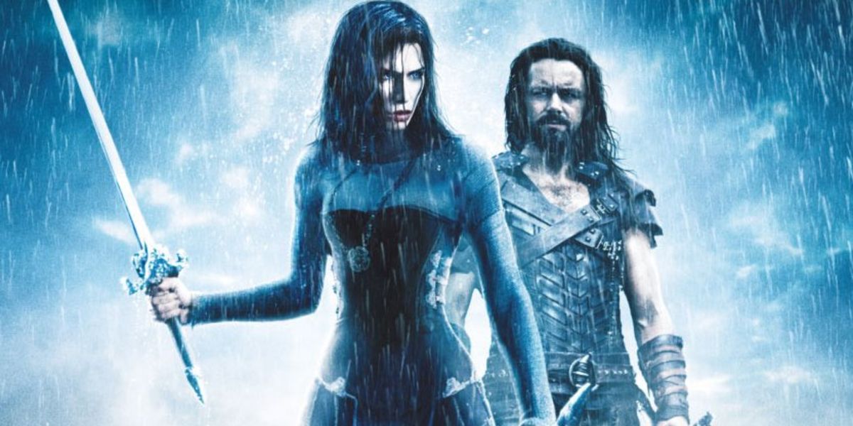 Sonja (Rhona Mitra) holding a sword in front of Lucian (Michael Sheen) in Underworld: Rise of the Lycans
