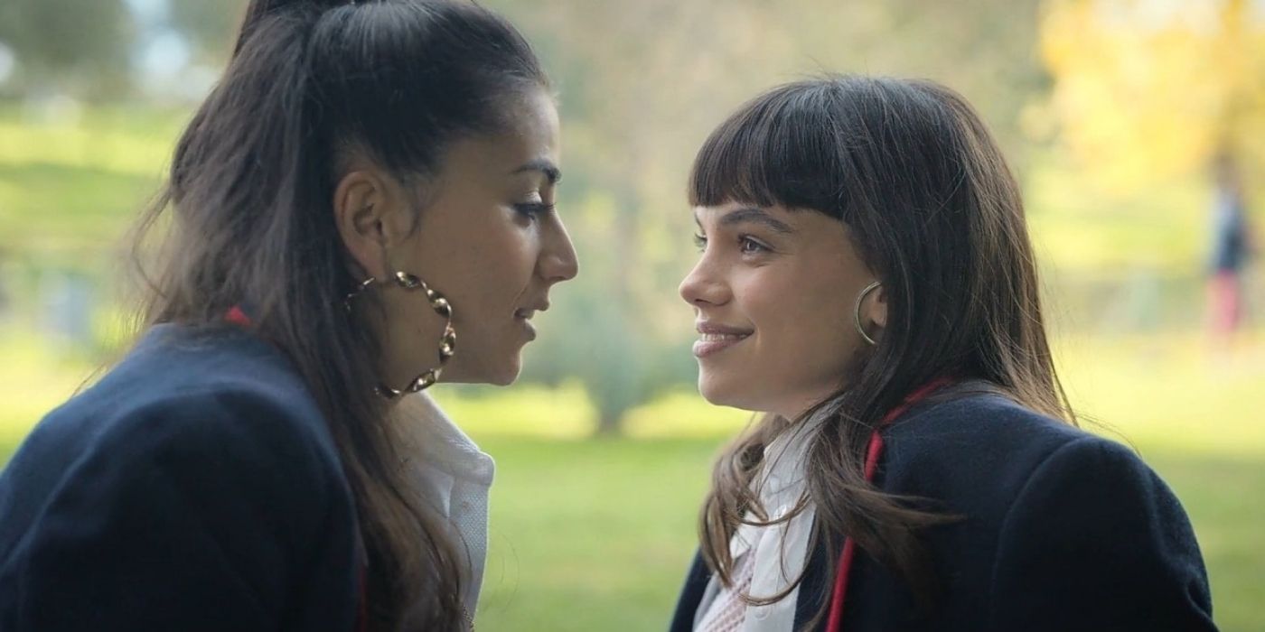 Rebeka and Mencia about to kiss in Élite