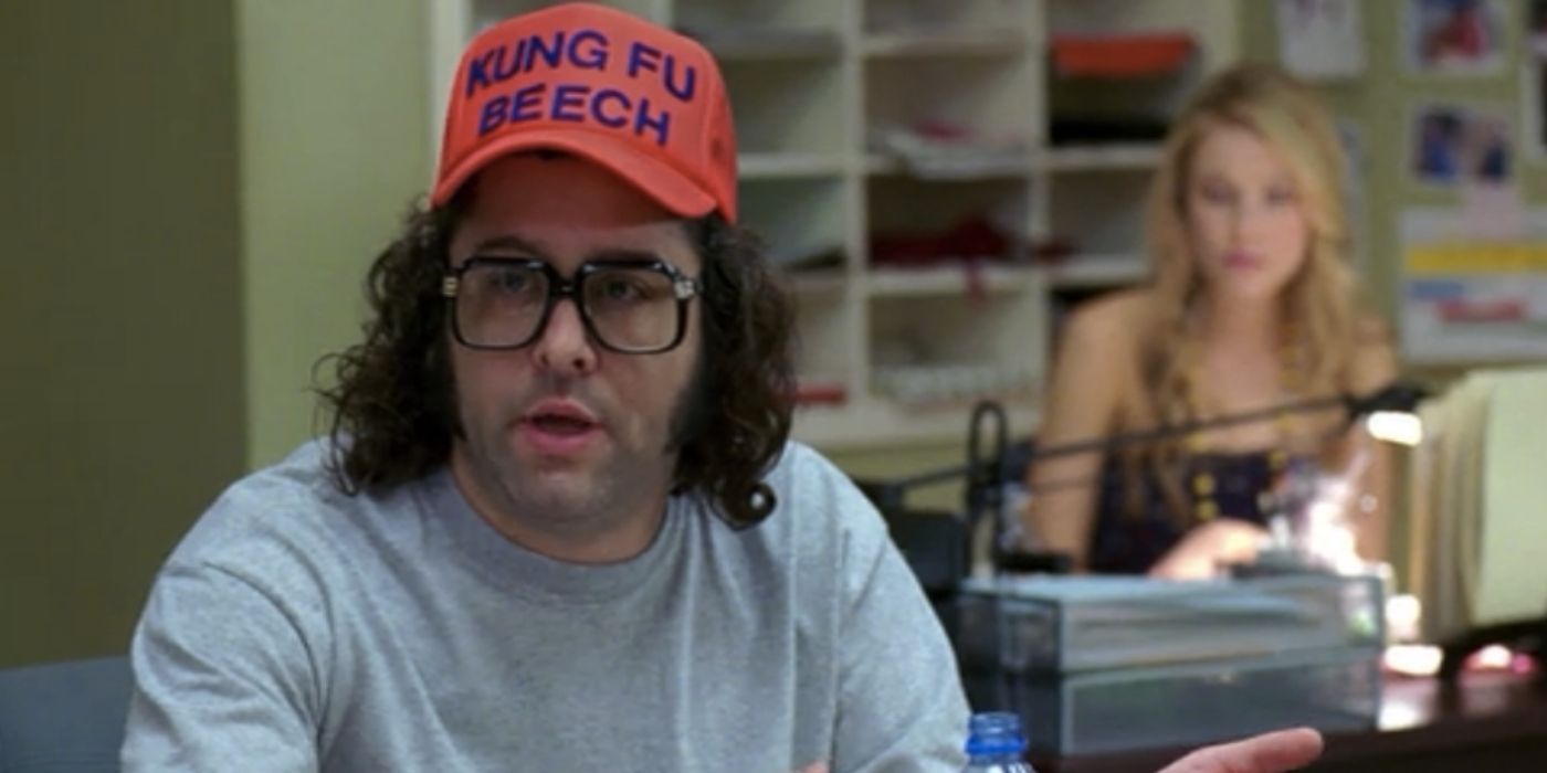 Frank wearing a hat that says Kung Fu Beech in 30 Rock