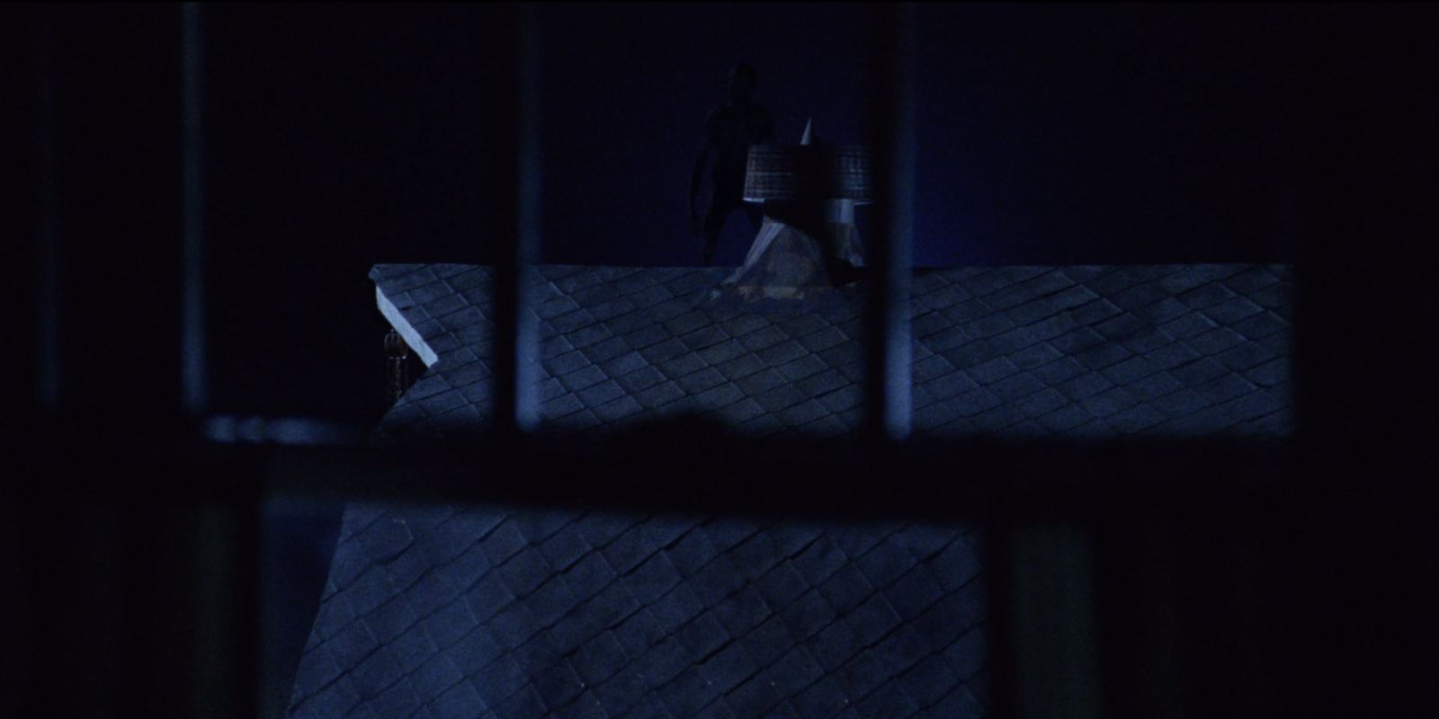 Explorador alienígena observando Graham e Bo do telhado em Signs (2002)