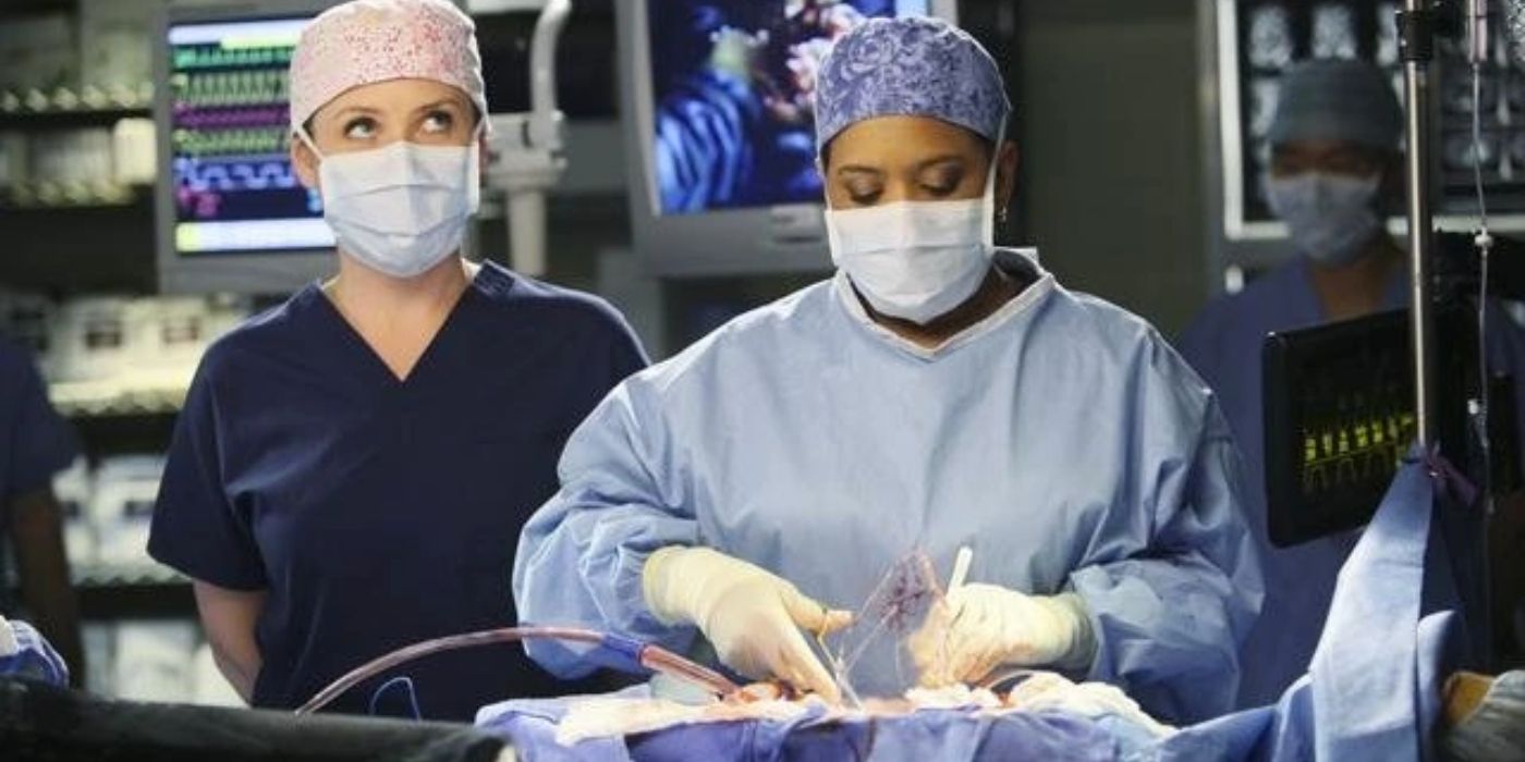 Arizona standing next to Bailey performing surgery on Grey&rsquo;s Anatomy