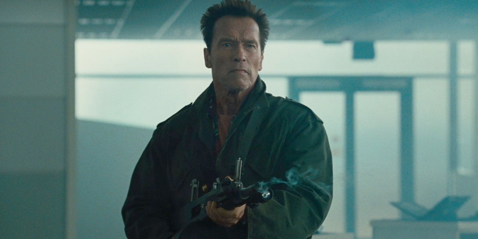 Trench (Arnold Schwarzenegger) com uma arma gigante em Os Mercenários 2