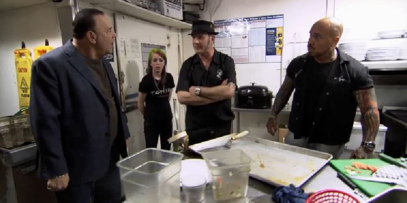 Jon Taffer falando com os funcionários em uma cozinha no Bar Rescue