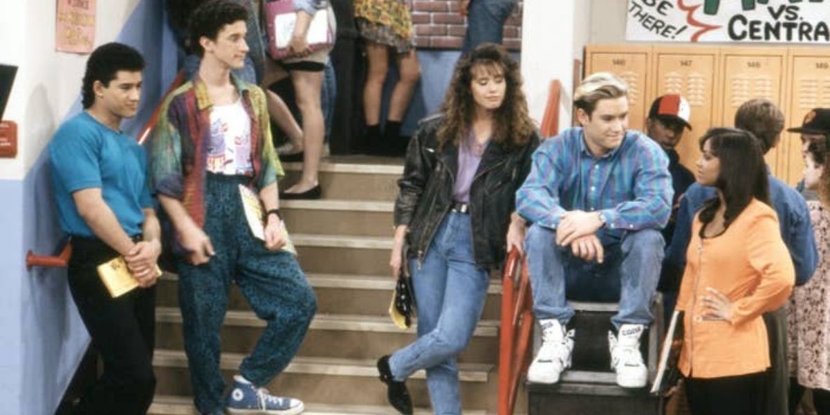 The original cast of Saved By The Bell hanging out in the hallways of Bayside