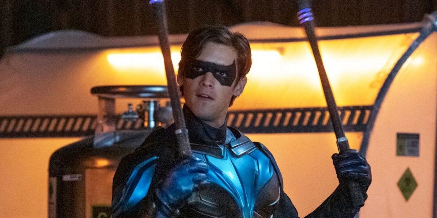 Nightwing holding his escrima stick in Titans