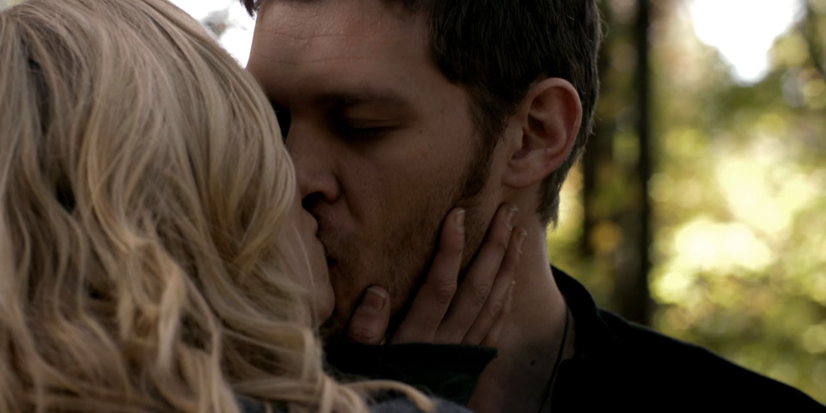 Caroline and Klaus kissing in The Vampire Diaries.