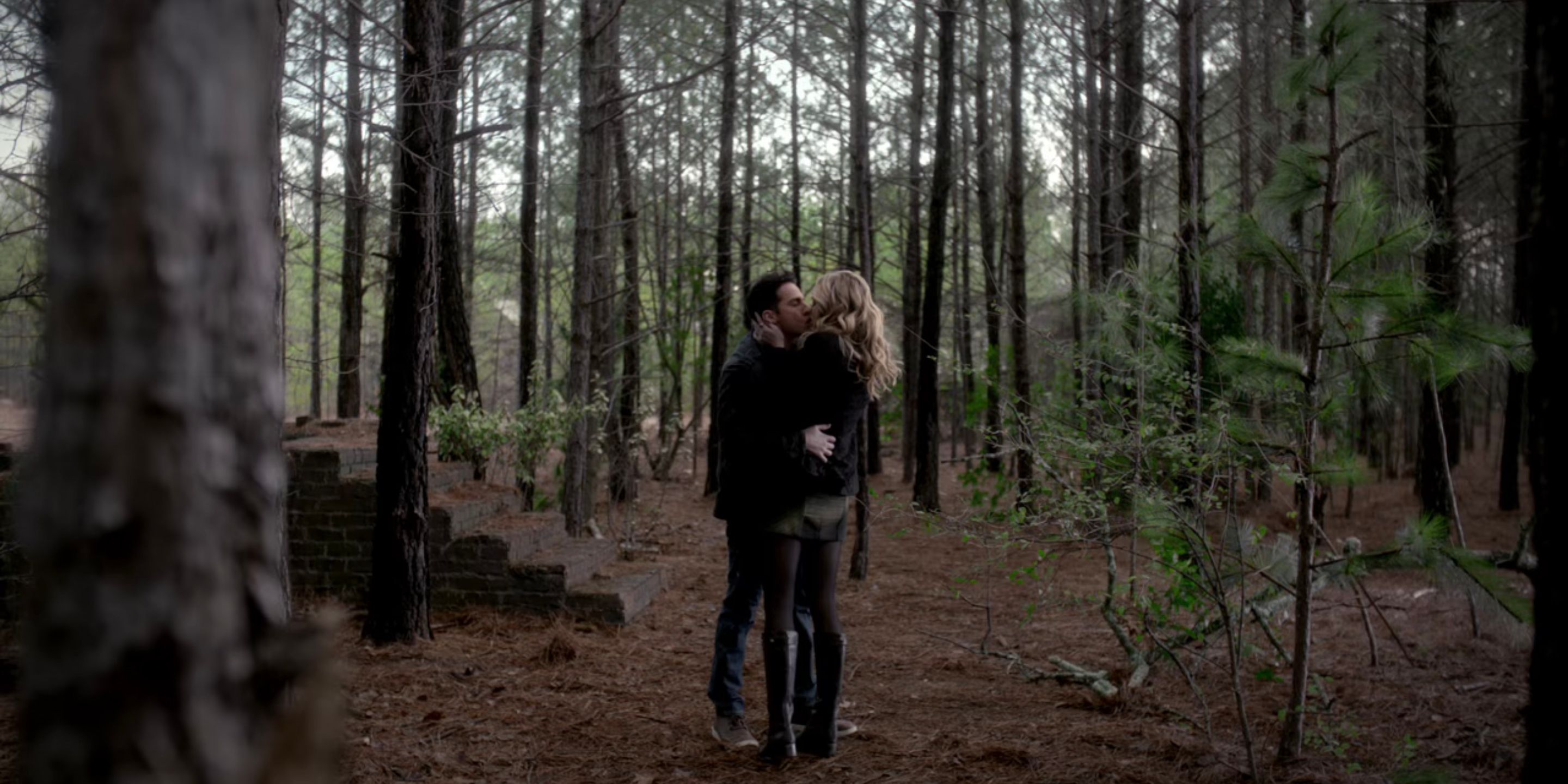 Tyler e Caroline se beijando em The Vampire Diaries.