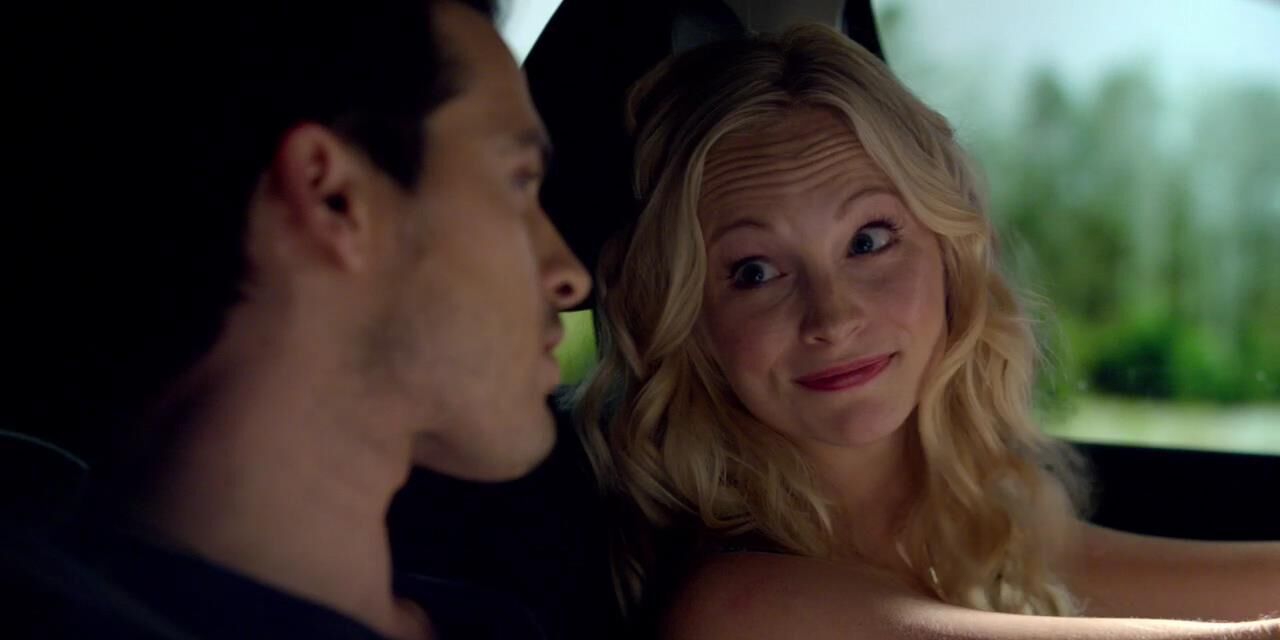 Caroline e Enzo no carro em The Vampire Diaries.