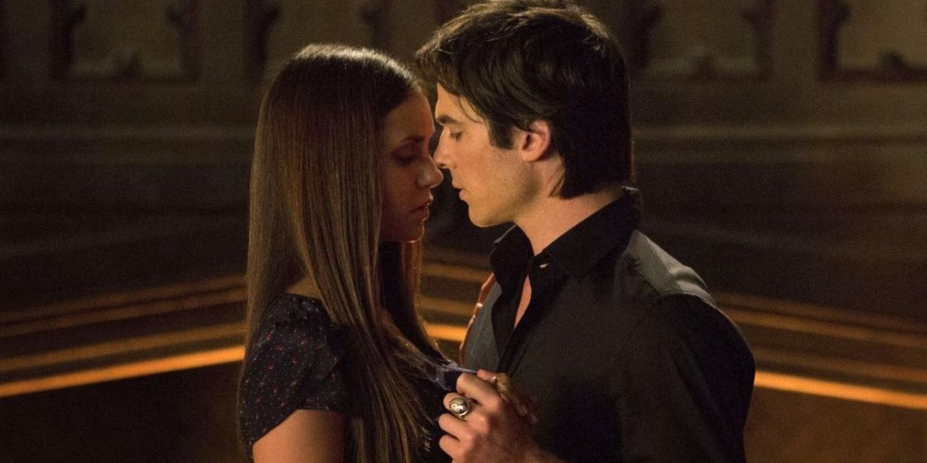 Damon e Elena dançando em The Vampire Diaries.