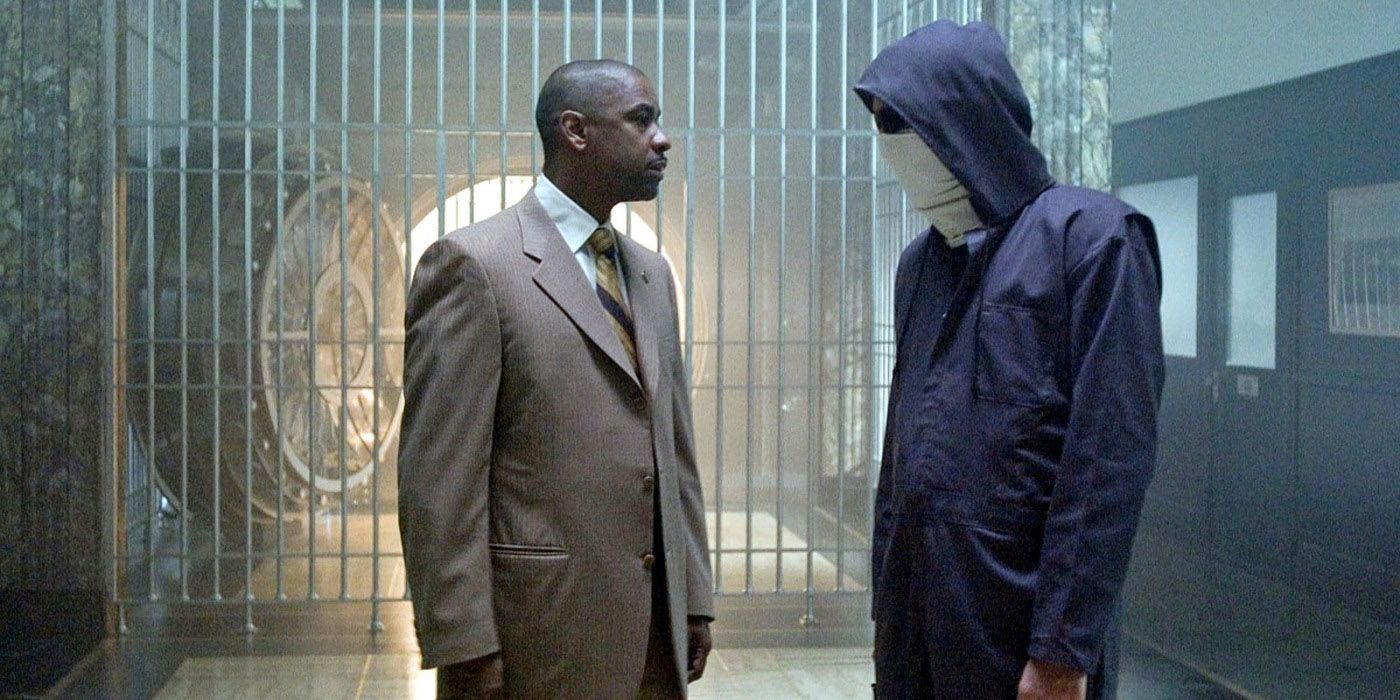 Denzel Washington talking to a masked man during the heist in Inside Man.