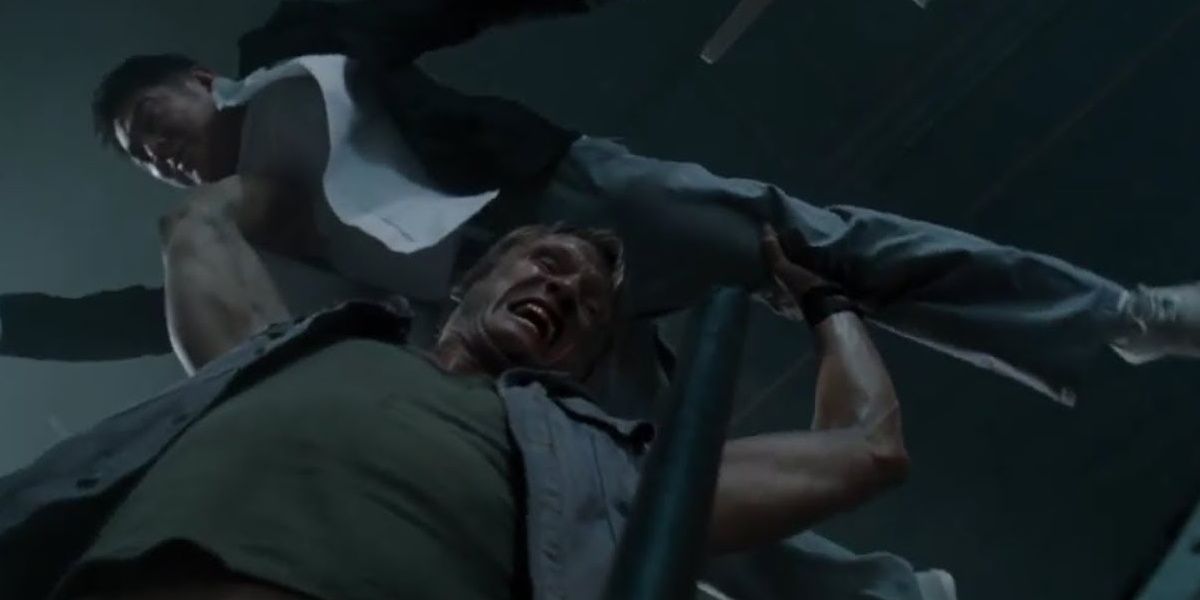 Gunner (Dolph Lundgren) lifts Yin (Jet Li) over his head in The Expendables