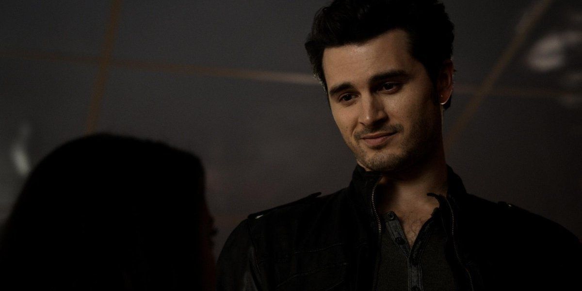 Uma imagem de Enzo sorrindo em The Vampire Diaries