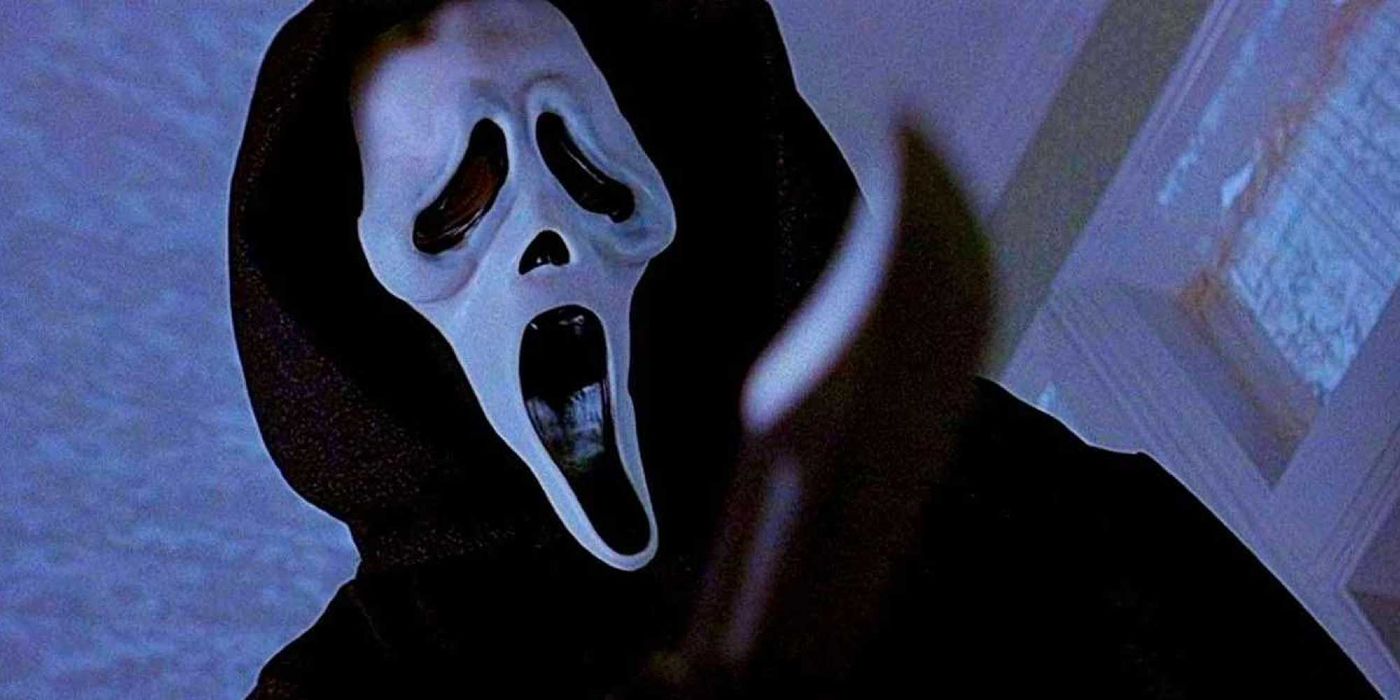 Ghostface holding a knife in Scream (1996)