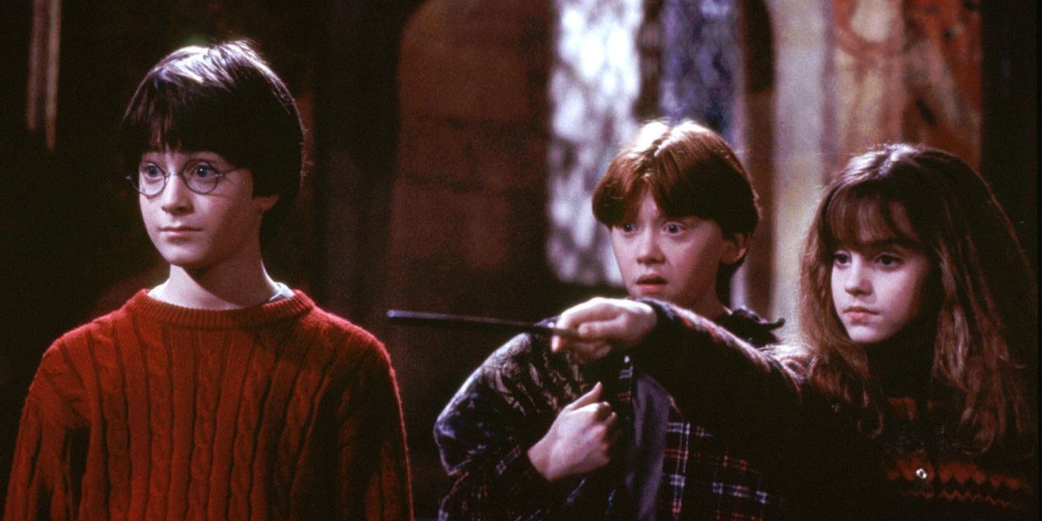 Harry, Ron e Hermione em Hogwarts em Harry Potter e a Pedra Filosofal.