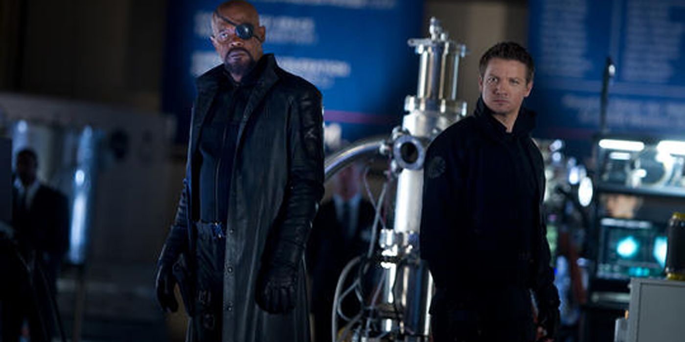 Gavião Arqueiro ao lado de Nick Fury no filme dos Vingadores.