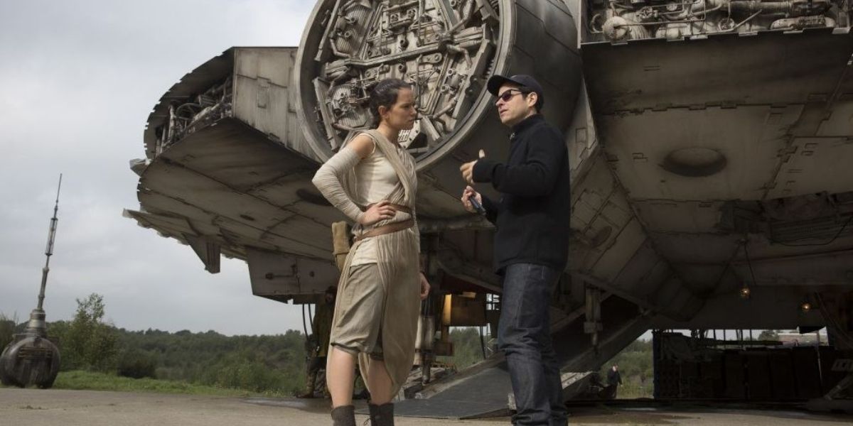 JJ Abrams speaks with Daisy Ridley behind-the-scenes on Star Wars: The Force Awakens