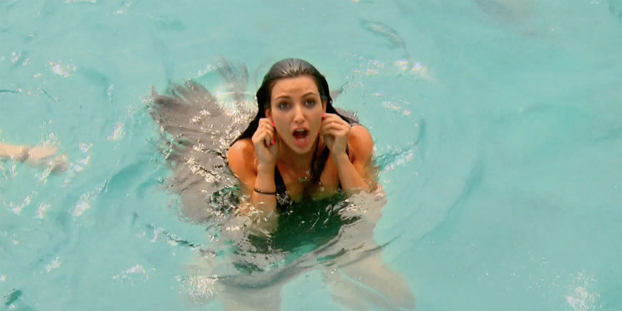 Kim loses her earring in the ocean in Keeping Up with the Kardashians