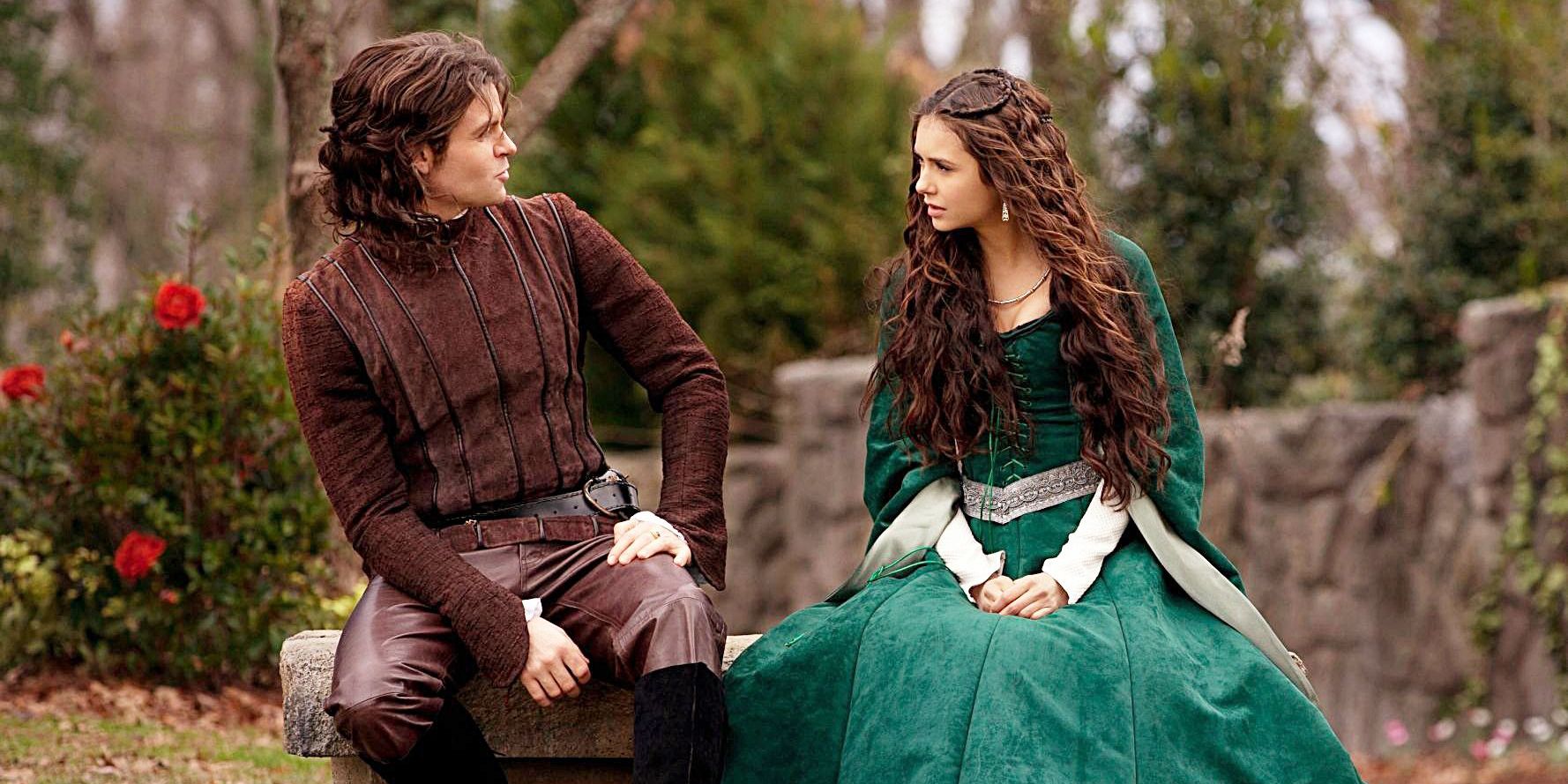 Katherine e Elijah sentados em um banco em The Vampire Diaries.