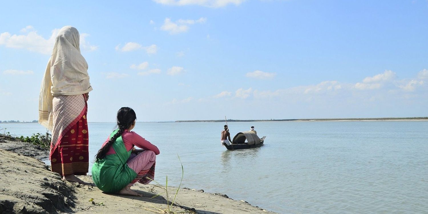 Women overlooking a body of water in Kothanodi.