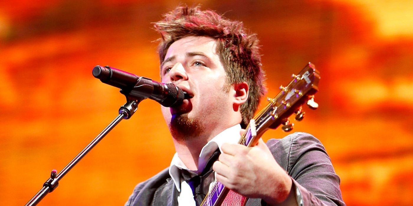 Lee DeWyze performing Beautiful Day and playing the guitar in American Idol