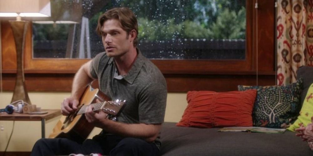 Link plays the guitar at his apartment on Thanksgiving Day in Grey&rsquo;s Anatomy
