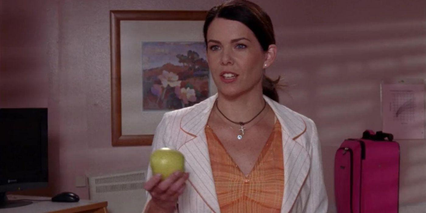 Lorelai holding an apple in the hospital on Gilmore Girls