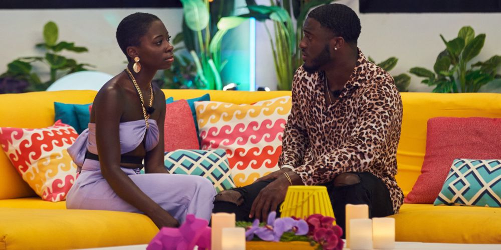 Cashay and Cinco chat on couch in Love Island 3