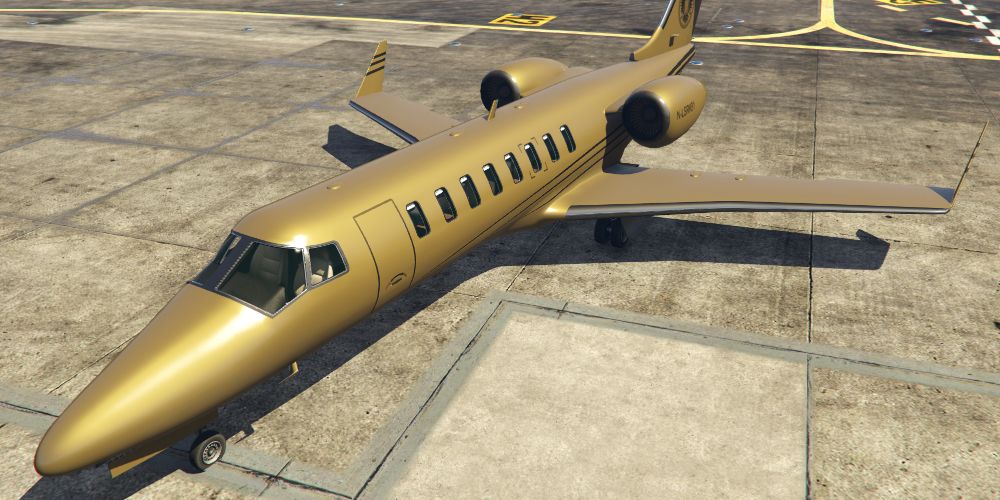 Luxor Deluxe airplane on the runway in GTA Online