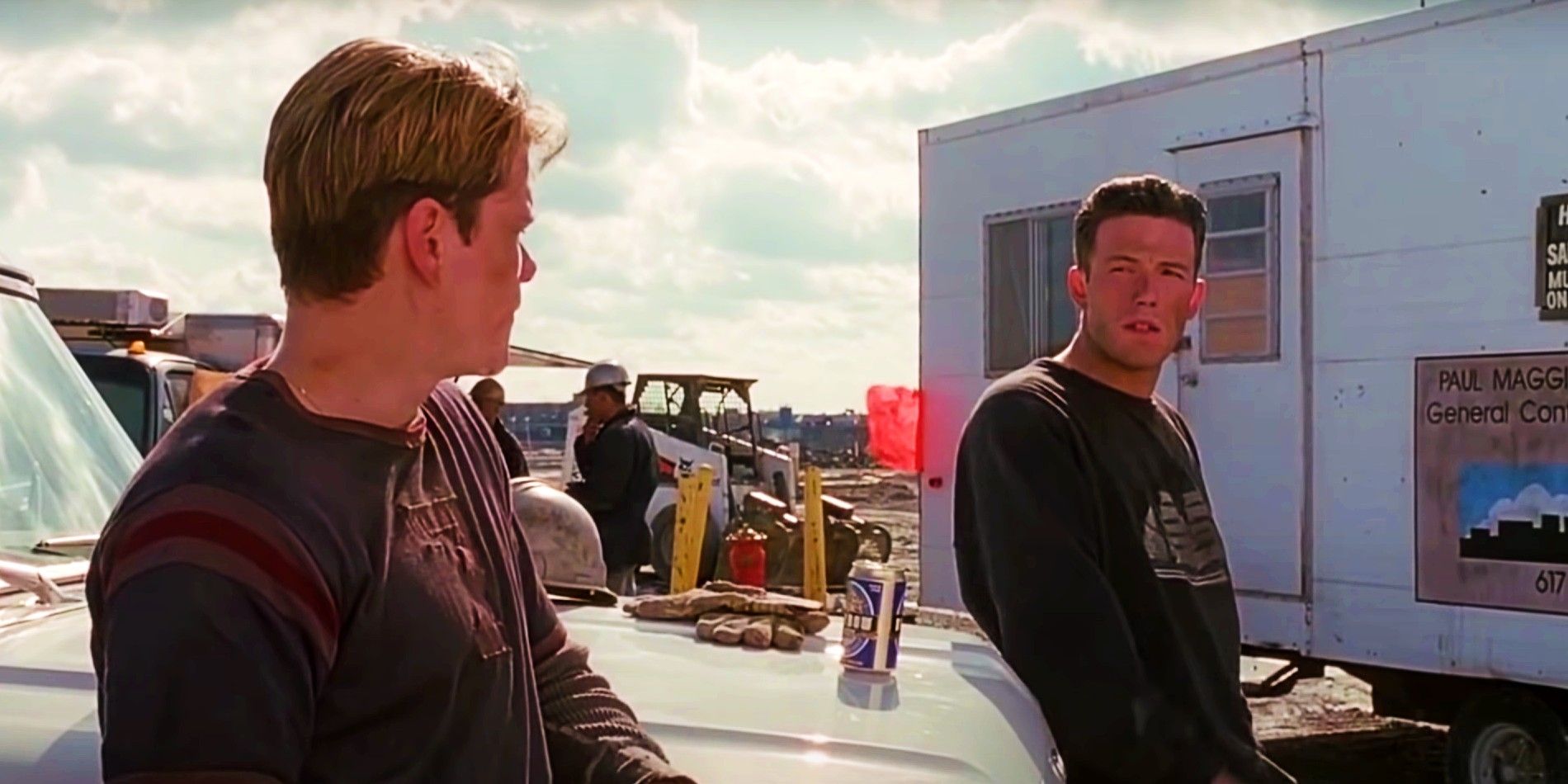 Matt Damon et Ben Affleck s'appuient sur un camion dans Good Will Hunting.