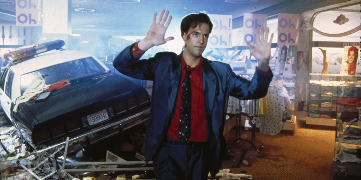 Anthony Edwards as Harry Washello holding his hands up in Miracle Mile