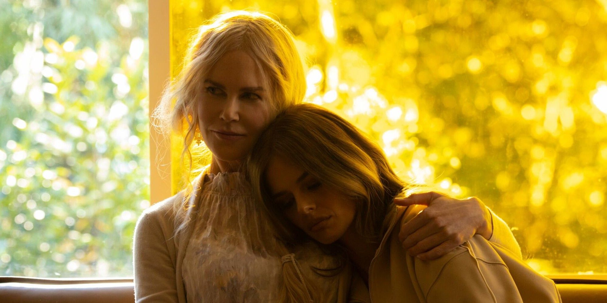 Masha (Nicole Kidman) comforting Jessica (Samara Weaving) in Nine Perfect Strangers