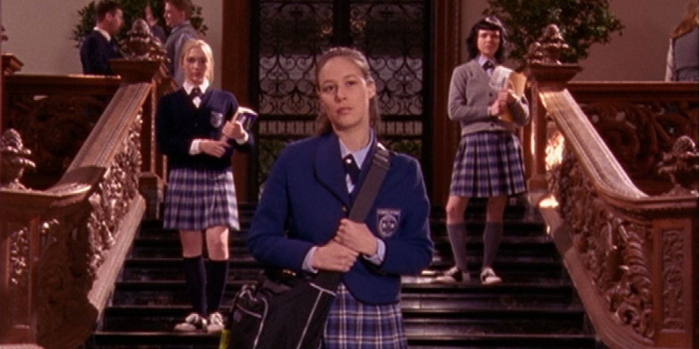 Paris standing on the stairs with her friends at Chilton on Gilmore Girls