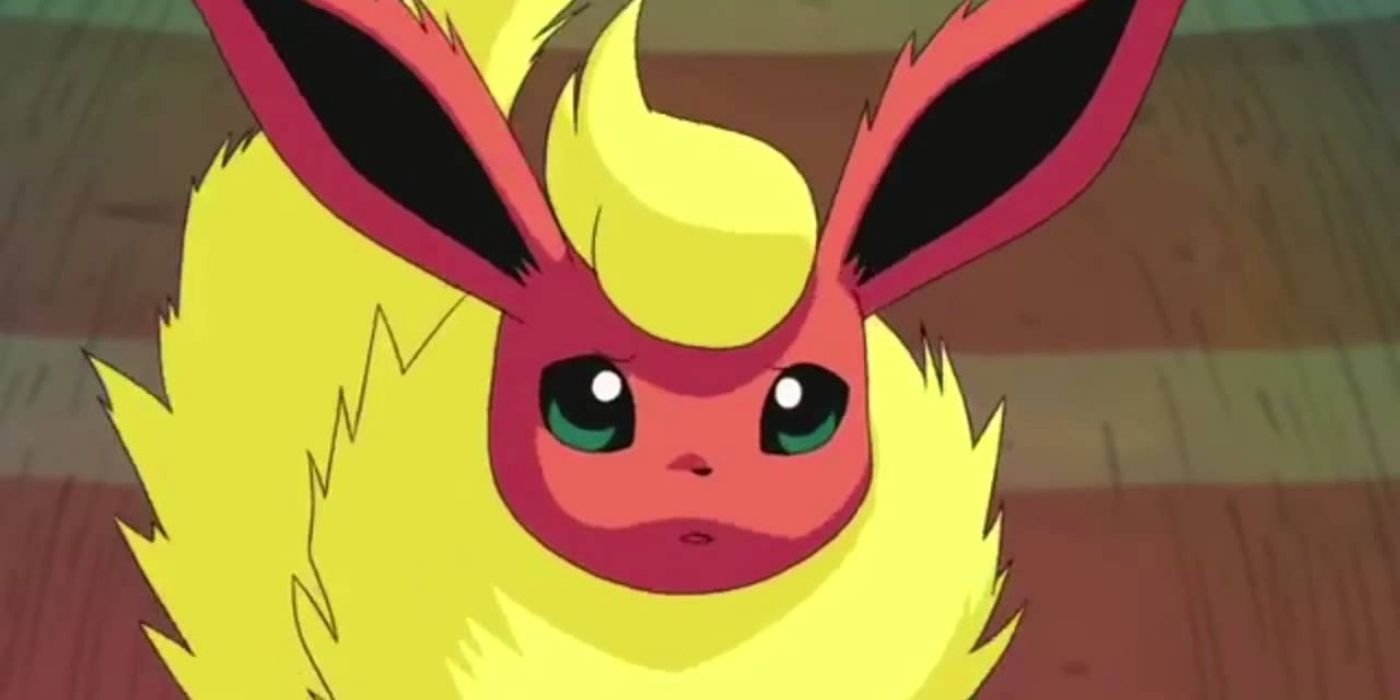 Flareon mendongak dengan mata terbelalak di anime Pokemon.